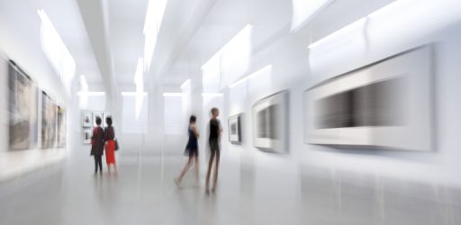 Foto di persone in una sala di un museo.