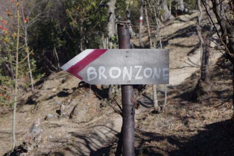 Indicazioni sul sentiero per raggiungere la cima del Monte Bronzone