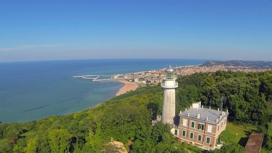 Il faro del Monte San Bartolo: la vedetta alta sull’Adriatico