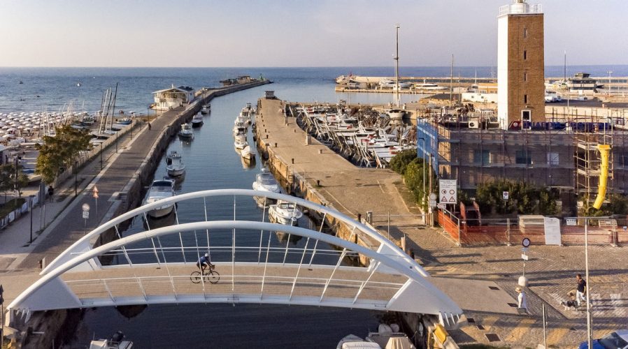 Il faro di Fano: la luce discreta del porto-canale
