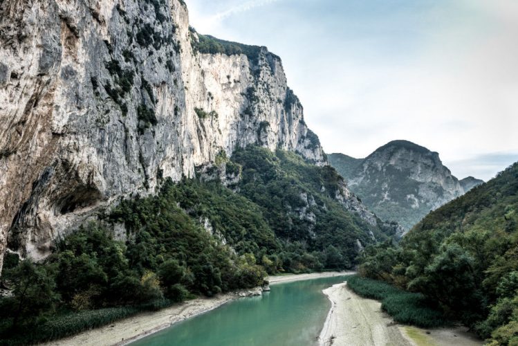 La Gola del Furlo: l’affascinante canyon delle Marche, tra passeggiate e kayak