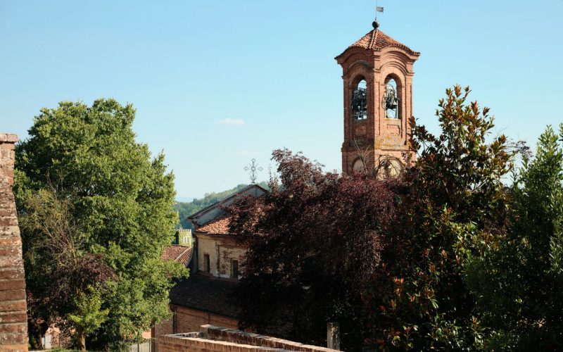 Monale, partenza tra architetture storiche e paesaggio collinare