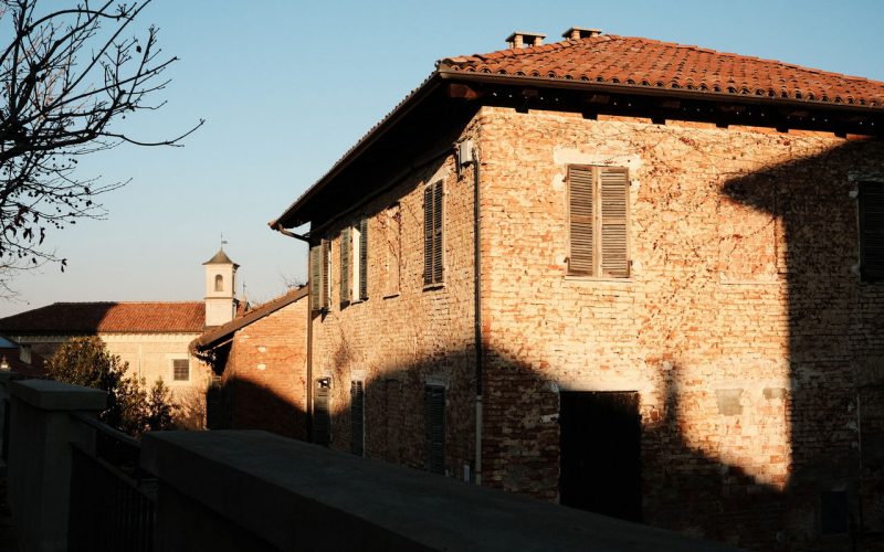 Maretto, chiese e strade rurali tra le colline