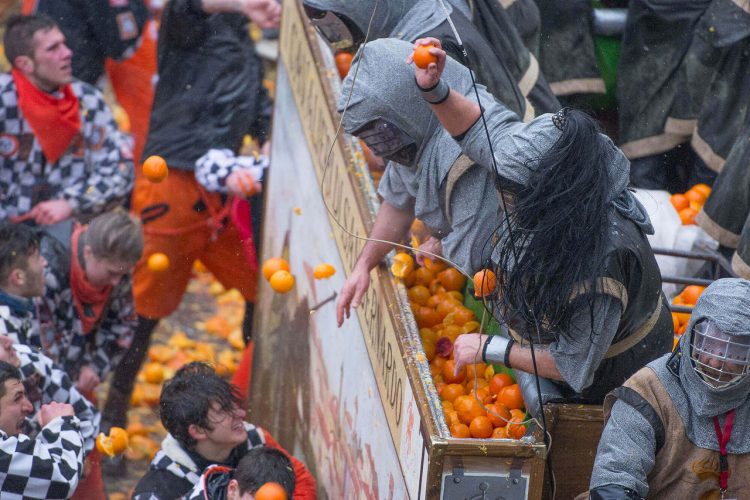 Battaglia delle arance al Carnevale di Ivrea in Piemonte