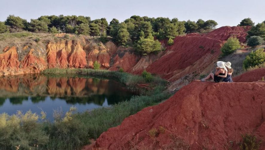 Passeggiata a cavallo al Lago di Bauxite: un'esperienza tra natura e colori unici