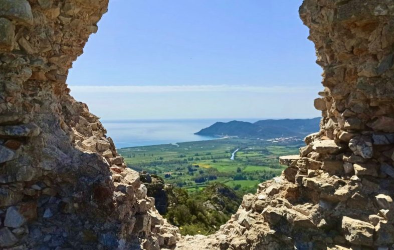 Cala Murtas e Quirra: spiaggia selvaggia e torre sul promontorio