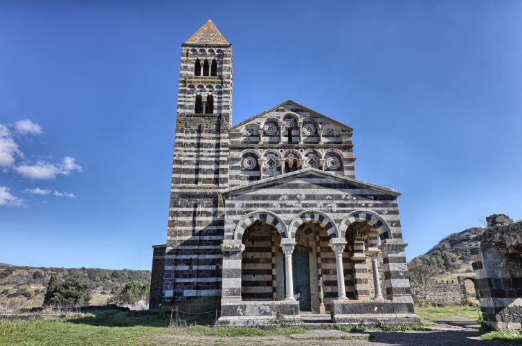 Saccargia: la basilica bicroma che svetta nella valle di Codrongianos 
