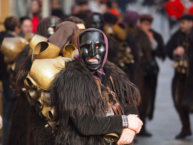 Un Mamuthone al Carnevale di Mamoiada - Sardegna