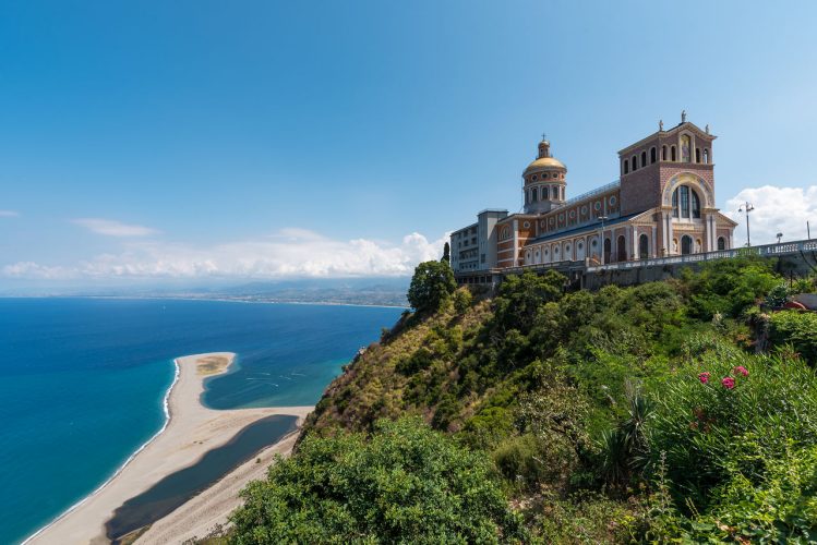Il Santuario di Tindari e la spiaggia
