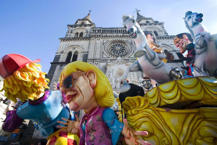 Carro allegorico con il Duomo di Acireale sullo sfondo - Sicilia