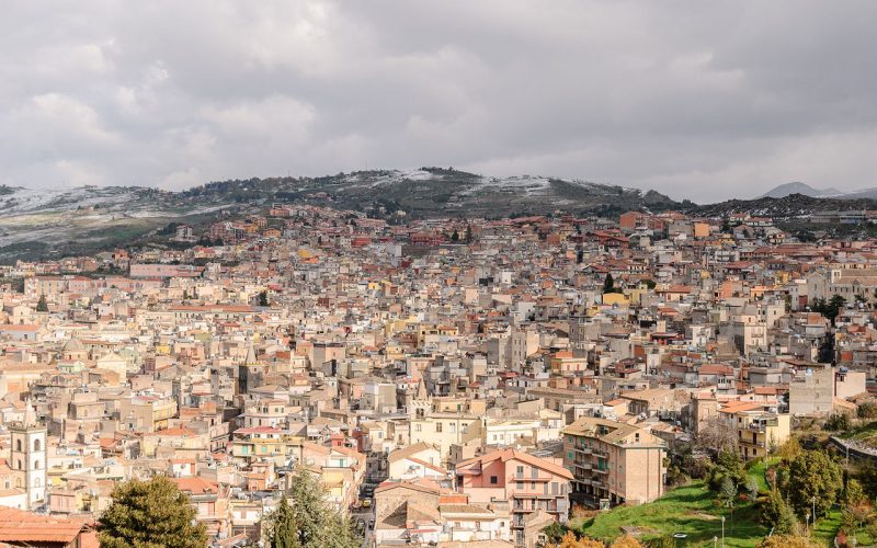 Panoramica su Bronte e l’Etna innevato