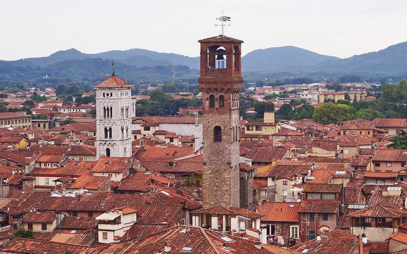 Torre delle Ore e, sullo sfondo, campanile della chiesa di S. Michele in Foro. 
