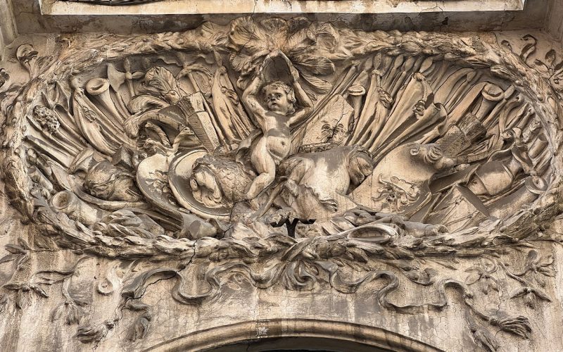 Rilievo all’ingresso di palazzo Orsucci.