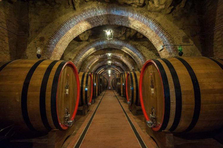 Botti di vino in una cantina di Montepulciano