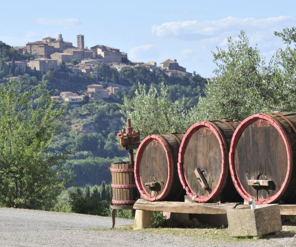 Veduta di Montepulciano con botti di vino in primo piano