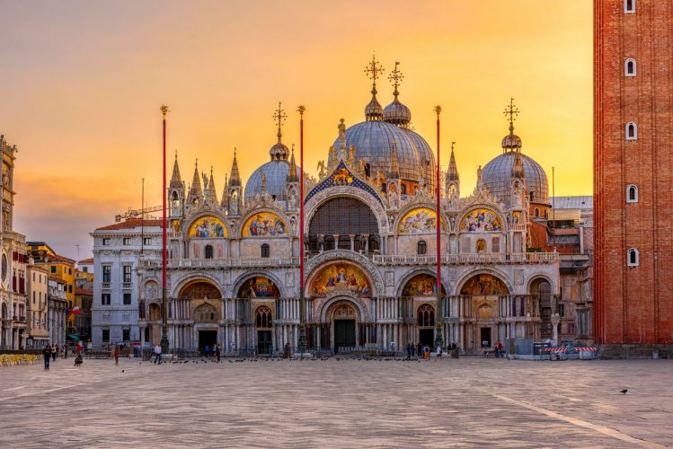 Vista della Basilica di San Marco in piazza San Marco all’alba.