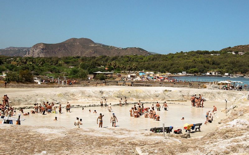 Vulcano: fumarolas, lama e crateras